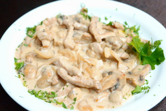 Pork with porcini mushrooms: in the oven, slow cooker