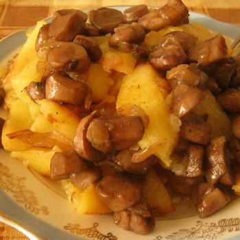 Potatoes stewed with meat and mushrooms: hearty recipes