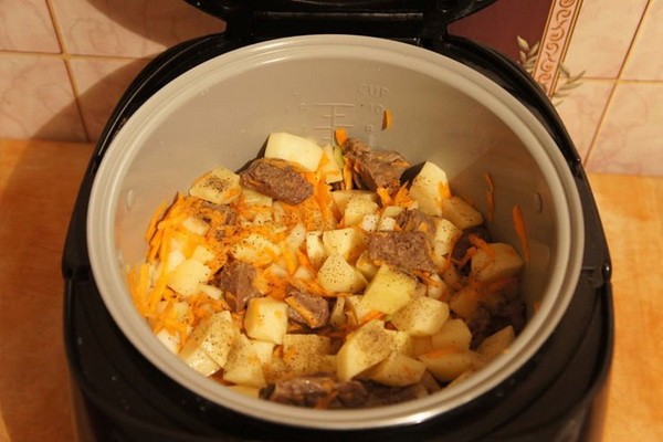 Potatoes stewed with meat and mushrooms: hearty recipes