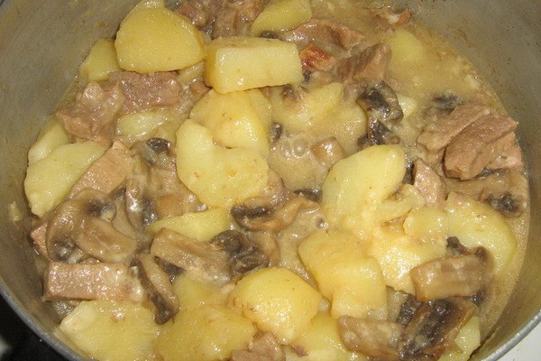 Potatoes stewed with meat and mushrooms: hearty recipes