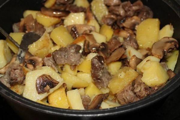 Potatoes stewed with meat and mushrooms: hearty recipes