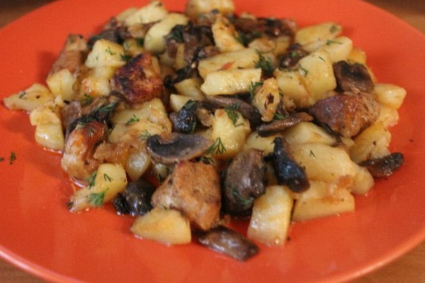 Potatoes stewed with meat and mushrooms: hearty recipes