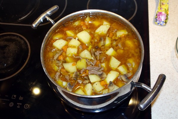 Potatoes stewed with meat and mushrooms: hearty recipes