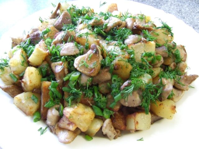 Potatoes with butter, fried in a pan: cooking recipes with fresh, frozen, boiled mushrooms