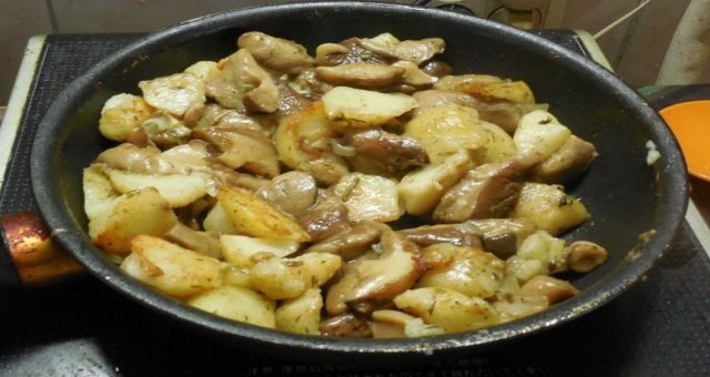 Potatoes with butter, fried in a pan: cooking recipes with fresh, frozen, boiled mushrooms