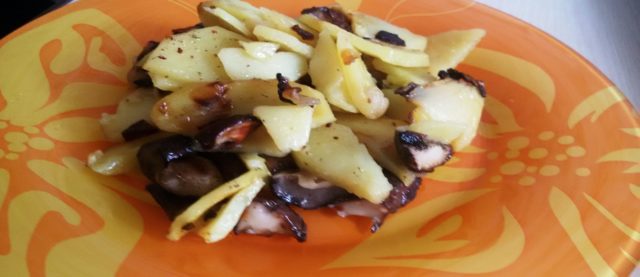 Potatoes with butter, fried in a pan: cooking recipes with fresh, frozen, boiled mushrooms