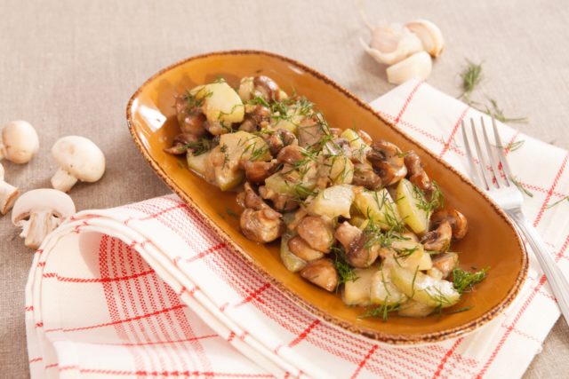 Potatoes with champignons and sour cream: in the oven, in a pan, stewed, fried