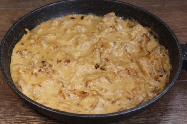 Potatoes with champignons and sour cream: in the oven, in a pan, stewed, fried