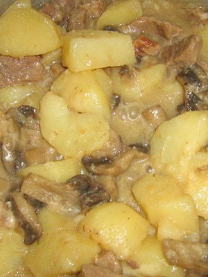 Potatoes with champignons cooked in a slow cooker