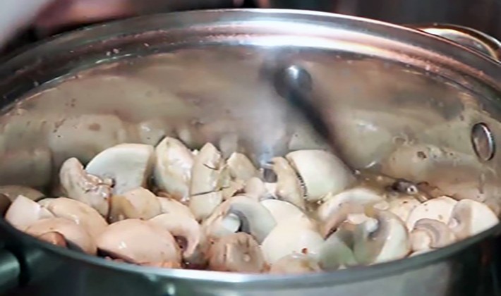 Potatoes with champignons cooked in a slow cooker