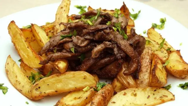 Potatoes with oyster mushrooms in the oven: cooking recipes