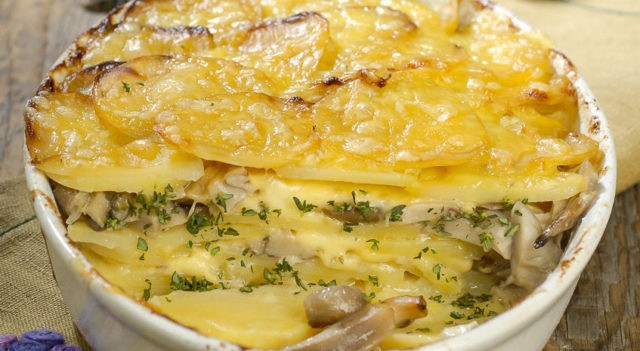 Potatoes with oyster mushrooms in the oven: cooking recipes