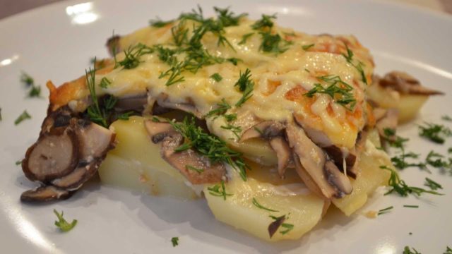 Potatoes with oyster mushrooms in the oven: cooking recipes