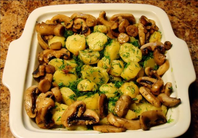 Potatoes with porcini mushrooms in the oven: cooking recipes