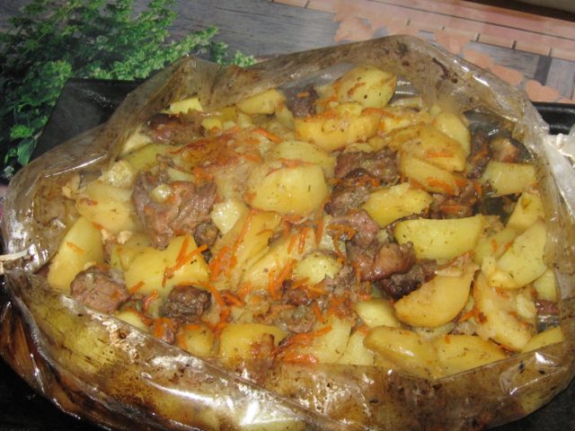 Potatoes with porcini mushrooms in the oven: cooking recipes