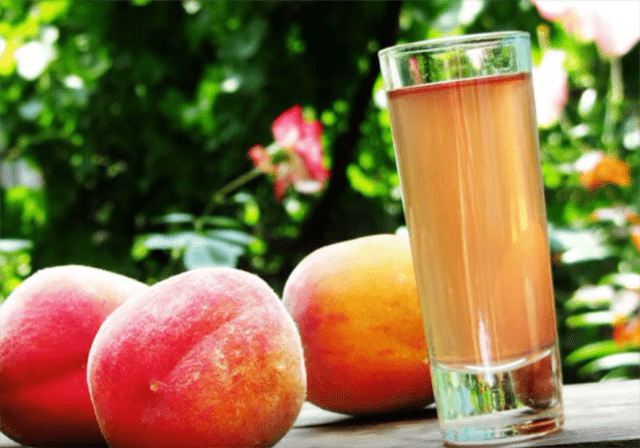 Pouring peach at home