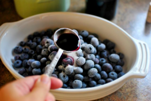 Pouring (tincture) of blueberries at home: 8 recipes