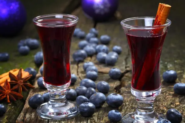 Pouring (tincture) of blueberries at home: 8 recipes