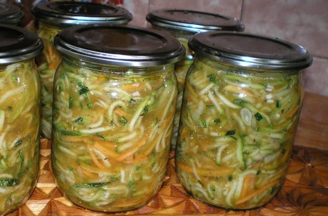 Preparations from zucchini, cucumbers and tomatoes for the winter: recipes for canning salads