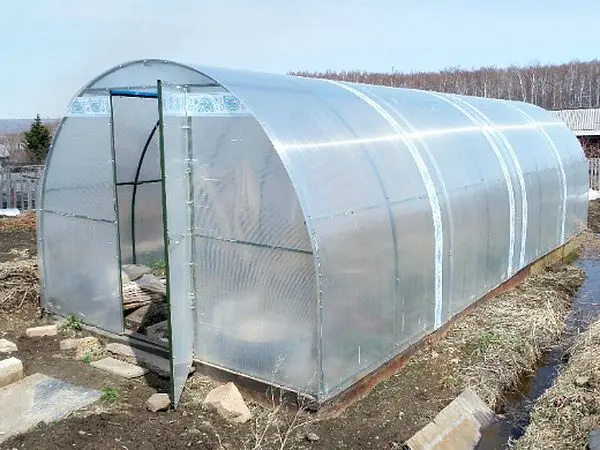 Preparing a greenhouse for winter: processing in the fall, tips for insulating a polycarbonate greenhouse