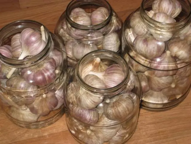 Preparing garlic for storage 