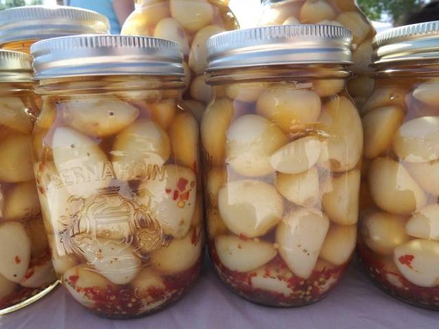 Preparing garlic for storage 