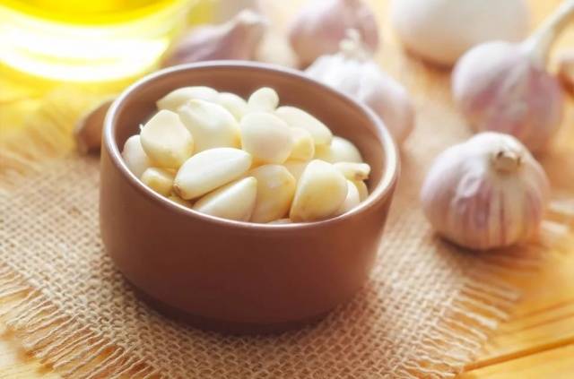 Preparing garlic for storage 