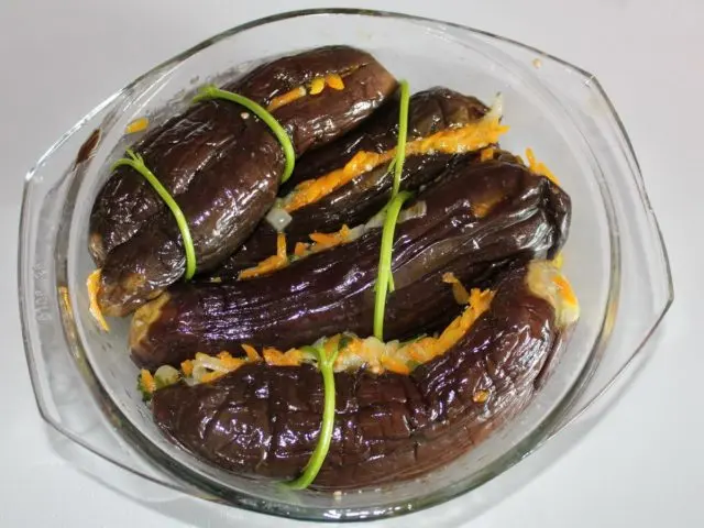 Pressed eggplant with carrots, garlic, herbs for the winter: the best recipes