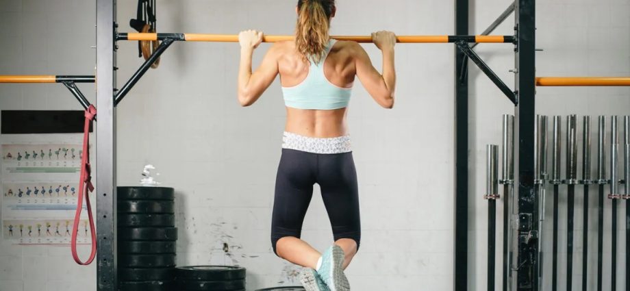 Pull-ups &#8211; rules of exercising, effects, strengthening the muscles of the back and shoulders