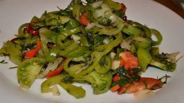 Quick green tomato salad with garlic