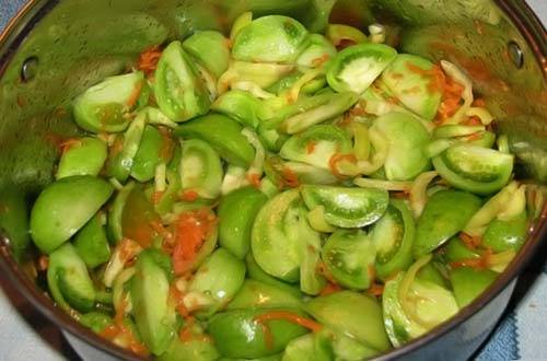 Quick green tomato salad with garlic