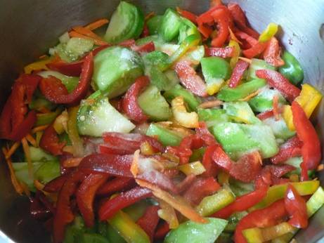 Quick green tomato salad with garlic