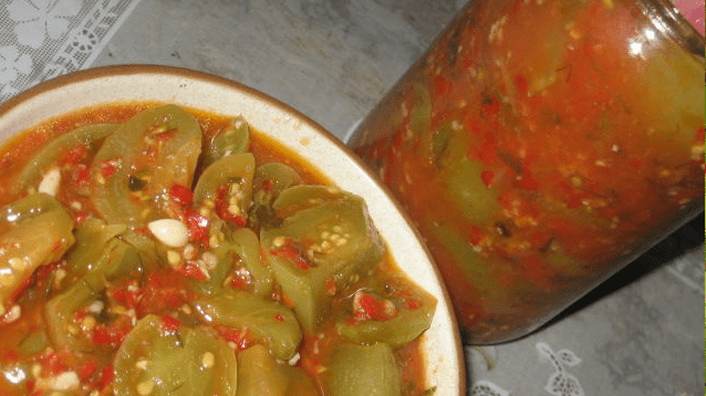 Quick green tomato salad with garlic