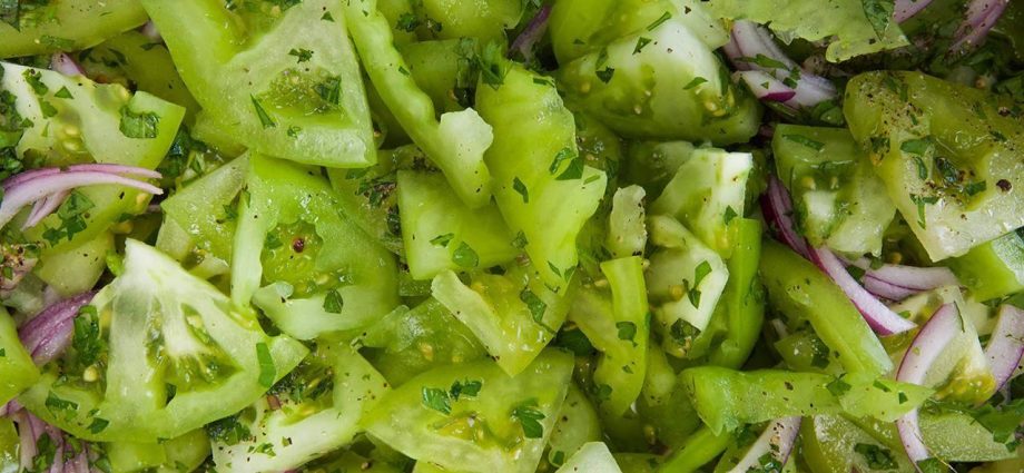 Quick green tomato salad with garlic