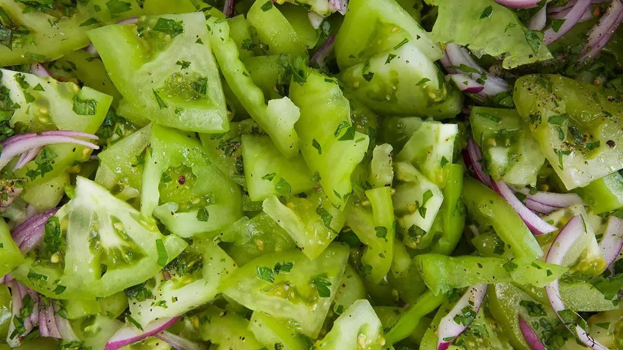 Quick green tomato salad with garlic