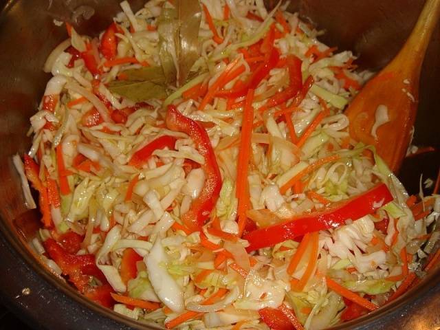 Quick recipe for pickled cabbage with bell pepper