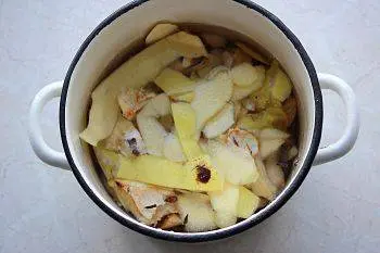 Quince jam with nuts and lemon