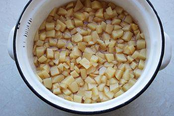 Quince jam with nuts and lemon