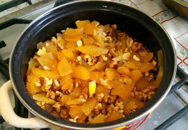 Quince jam with nuts and lemon