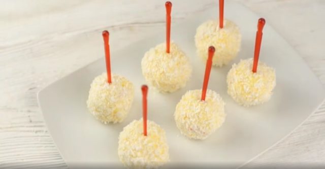 Raffaello from crab sticks and cheese: with eggs, garlic, nuts