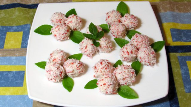 Raffaello from crab sticks and cheese: with eggs, garlic, nuts