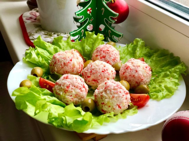 Raffaello from crab sticks and cheese: with eggs, garlic, nuts