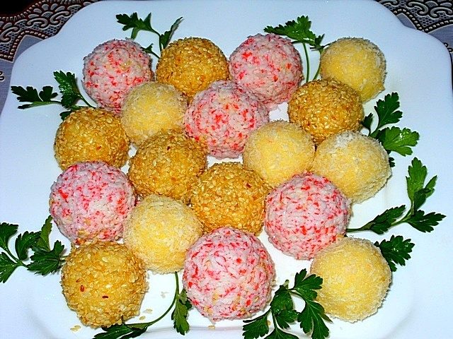 Raffaello from crab sticks and cheese: with eggs, garlic, nuts