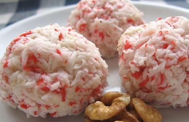 Raffaello from crab sticks and cheese: with eggs, garlic, nuts