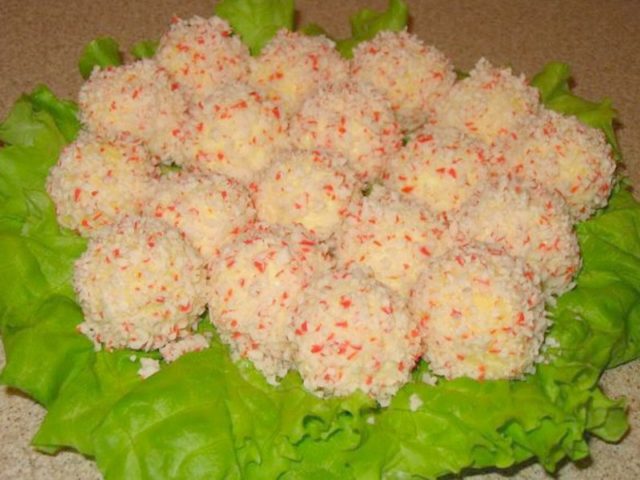 Raffaello from crab sticks and cheese: with eggs, garlic, nuts