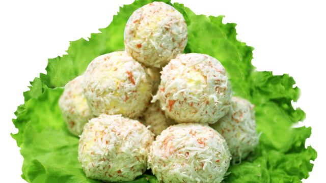 Raffaello from crab sticks and cheese: with eggs, garlic, nuts