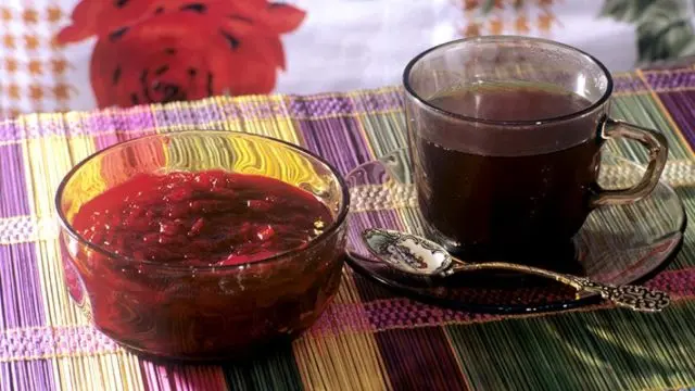 Raspberry jam with fever and colds: does it help, what is useful