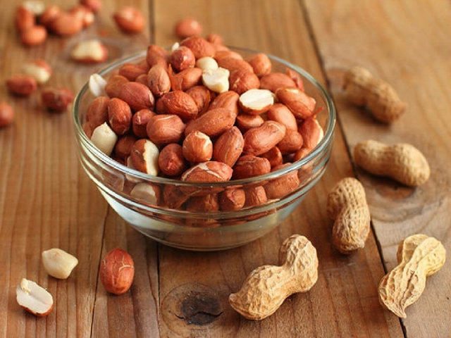 Raw peanuts: benefits and harms