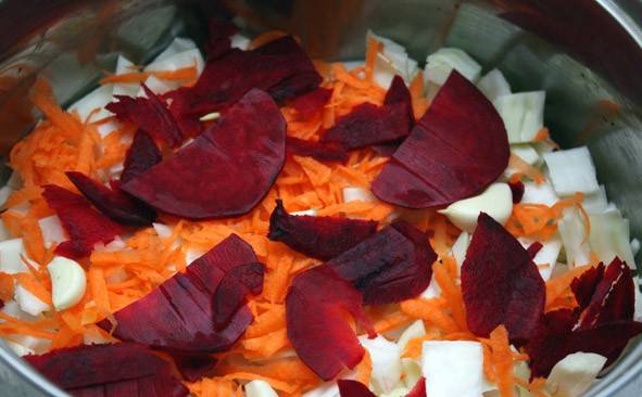 Recipe for cabbage marinated with beets and carrots