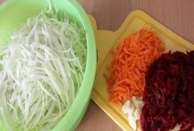 Recipe for cabbage marinated with beets and carrots